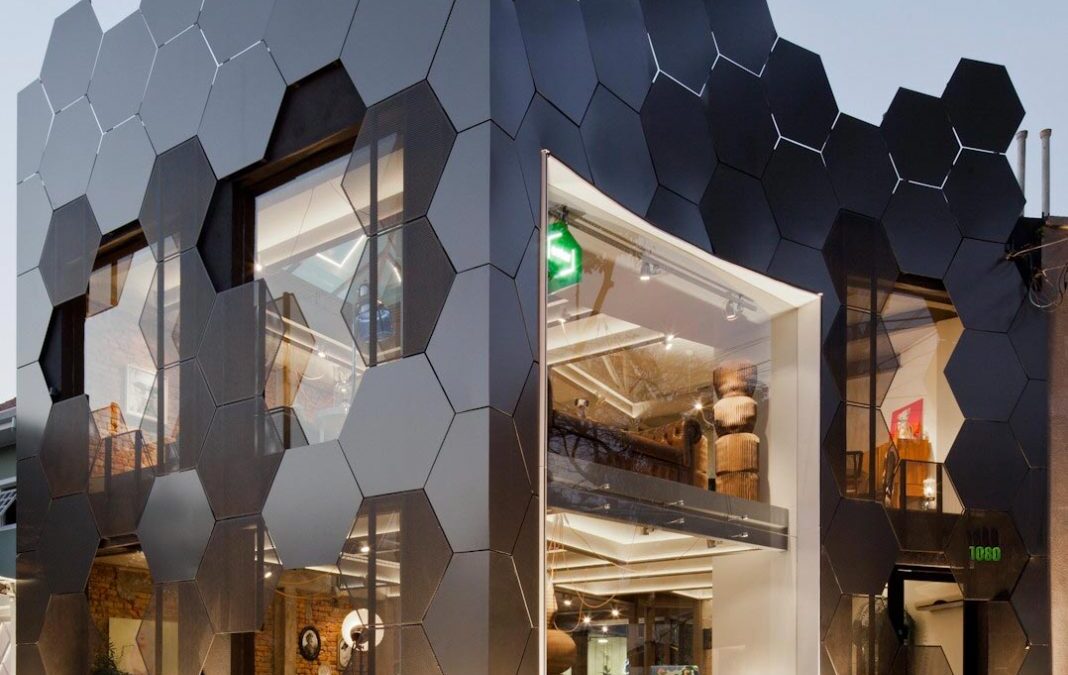 honeycomb-inspired-hexagonal-shape-facade-furniture-store-sao-paulo-01-1068×1268